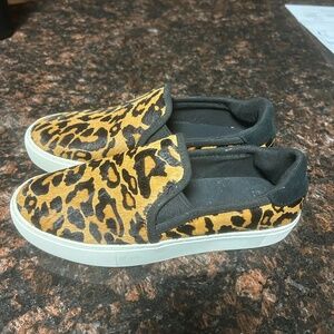 Ugh sneaker slip on.